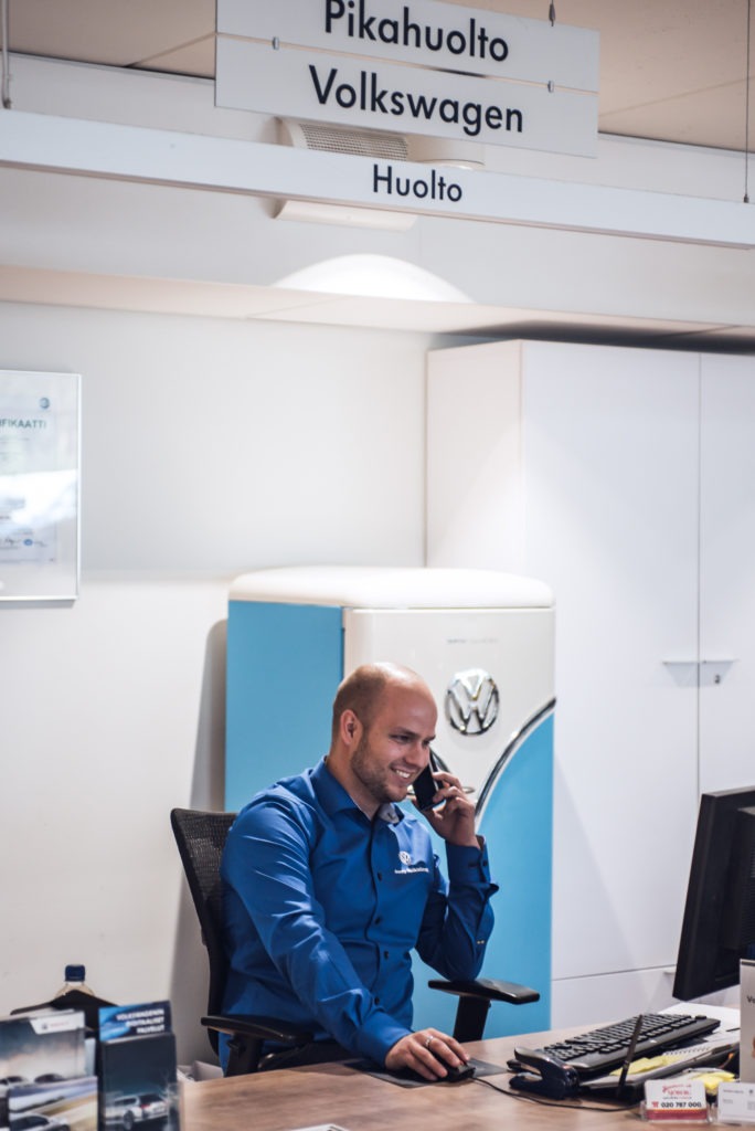 Huoltoneuvoja, Jerry Räikkönen, keskustelemassa asiakkaan kanssa puhelimessa